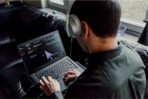 Man on laptop using a text enhancing screen reader